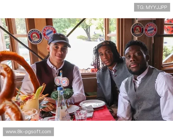 慕尼黑啤酒节:拜仁主帅孔帕尼与球员参与传统活动 慕尼黑啤酒节:拜仁主帅孔帕尼与球员参与传统活动