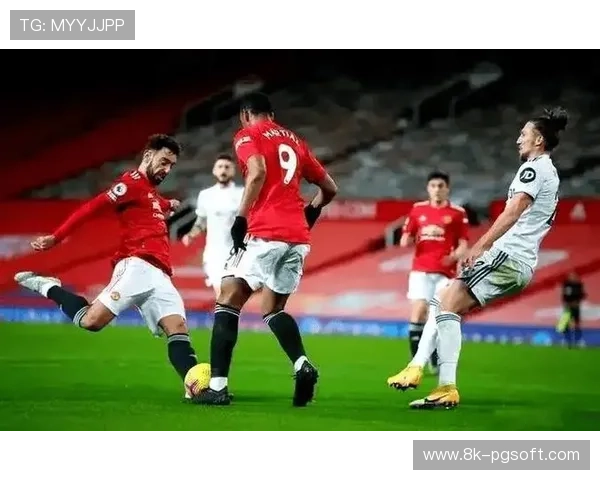 利兹联勒温禁区抽射中柱，曼联逃过一劫